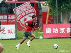 足球巨星荣耀重燃，球场上燃起别样火花的简单介绍